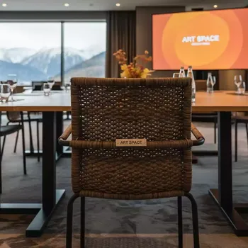 Аренда Стул B Rattan Indiana с подлокотниками коричневый в Rixos Krasnaya Polyana — ART SPACE