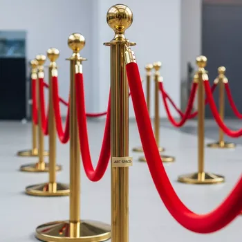 Аренда Столбик ограничительный золотой с красной лентой на арене «Фишт» — ART SPACE