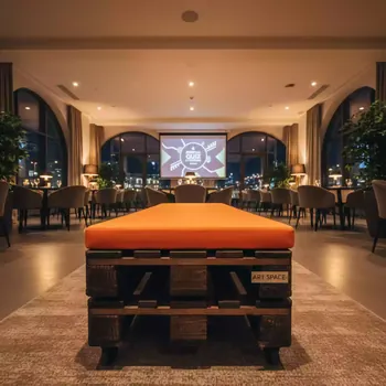 Аренда Банкетки из паллет обожженное дерево с оранжевой подушкой в Rodina Grand Hotel & SPA — ART SPACE