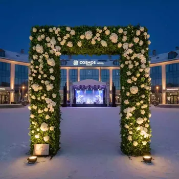 Аренда Арка из зелени с белыми цветами в Cosmos Sochi Hotel — ART SPACE
