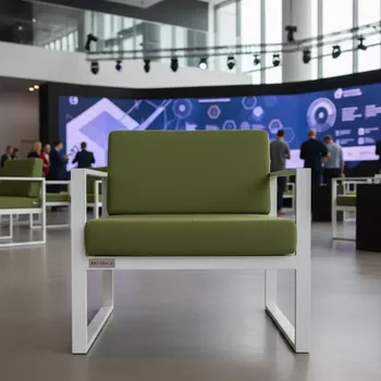 Аренда Стул Доминго белый оливковая габардиновая подушка в Cosmos Sochi Hotel — ART SPACE