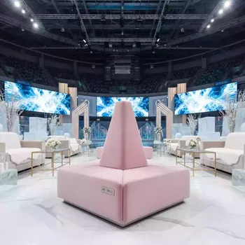 Аренда Треугольный пуф бледно розовый в Ледовом дворце «Айсберг» — ART SPACE