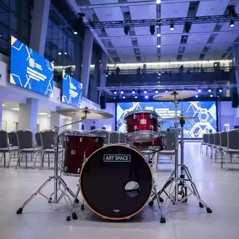 Аренда Установка ударная Yamaha Oak Custom красного цвета 22 10 12 16 на территории Морпорта Сочи — ART SPACE