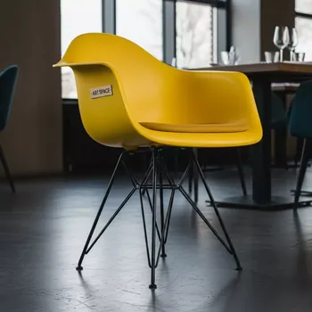 Аренда Стул дизайнерский Eames стиль DSW металл желтый в ресторане «Паруса» — ART SPACE