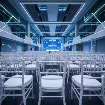 Аренда Стулья Chiavari белые из поликарбоната с белой подушкой в Radisson Blu Resort & Congress Centre — ART SPACE
