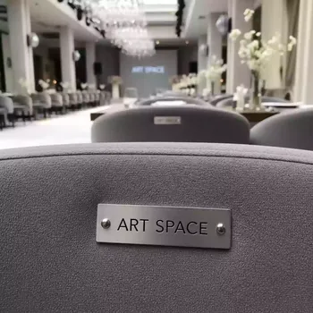 Аренда Серых Стульев АРТ СПЕЙС для Показа Мод в Ресторане «Сыроварня» — ART SPACE