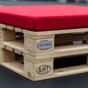 Аренда Пуф из поддонов деревянный с красной подушкой на Сочи Автодроме — ART SPACE