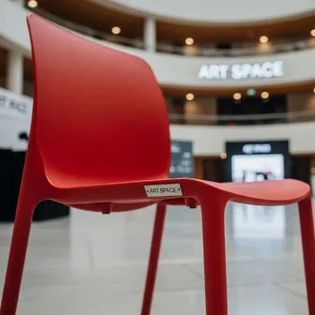 Аренда Стул из пластика RoyalFamily Nico красный в Зимнем театре — ART SPACE