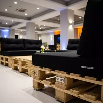 Аренда Диван паллетный модульный с черными подушками в Sport Inn Hotel & Wellness — ART SPACE
