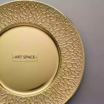 Аренда Тарелка подстановочная Коралл золото 32 см на территории Морпорта Сочи — ART SPACE