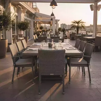 Аренда Стол обеденный FIONA из искусственного ротанга серый в ресторане «La Terrazza» — ART SPACE