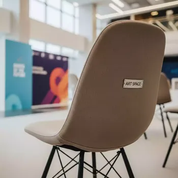 Аренда Чехол Е 03 на стул Eames бежевый в конгресс-холле отеля Жемчужина — ART SPACE