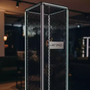 Аренда Колонна из черной сетки H 120 в Stella di Mosca — ART SPACE