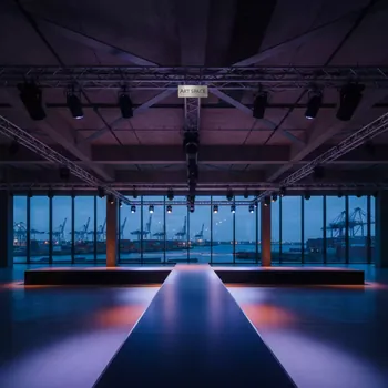 Аренда Акустическая система JBL VRX 932LAP в зале «Чайка» (Морпорт) — ART SPACE