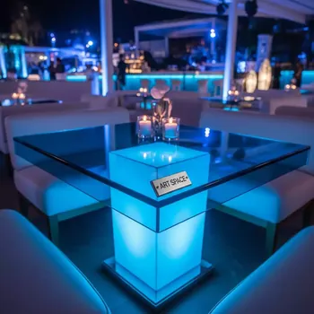 Аренда Стол Rozana прозрачный синий в пляжном клубе Del Mar — ART SPACE