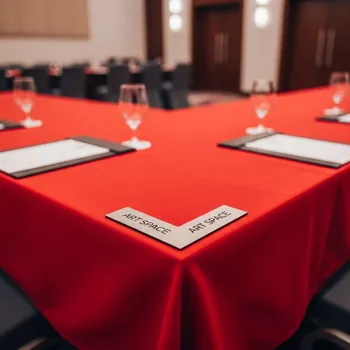 Аренда Скатерть красная 3,2х2,25 м в Mövenpick Hotel — ART SPACE