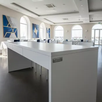 Аренда Стол гримерный из дерева белый в ресторане «Паруса» — ART SPACE