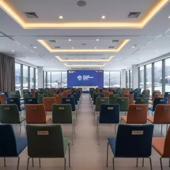 Аренда Стул Venezia на ножках с крючком для сцепки в Rixos Krasnaya Polyana — ART SPACE
