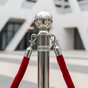 Аренда Стойка серебристая с красным канатом в Университете «Сириус» — ART SPACE