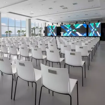 Аренда Стул пластиковый Bakhita белый в Pullman Sochi Centre — ART SPACE