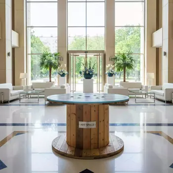 Аренда Стол катушка корпоративный с голубым кантом в City Park Hotel Sochi — ART SPACE