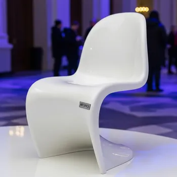 Аренда Стул белый глянцевый Panton Chair пластиковый в МФК «Горный» — ART SPACE