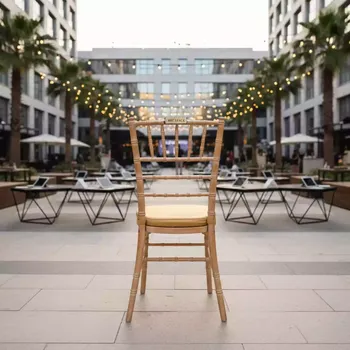 Аренда Стул Кьявари деревянный с подушкой золотого цвета в Courtyard by Marriott Sochi — ART SPACE
