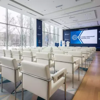 Аренда Стулья с подлокотниками белые в Mövenpick Hotel — ART SPACE
