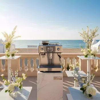 Аренда Кофемашина зерновая Delonghi Magnifica на пляже «Ривьера» — ART SPACE