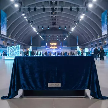 Аренда Скатерть бархатная синяя в ледовом дворце «Большой» — ART SPACE