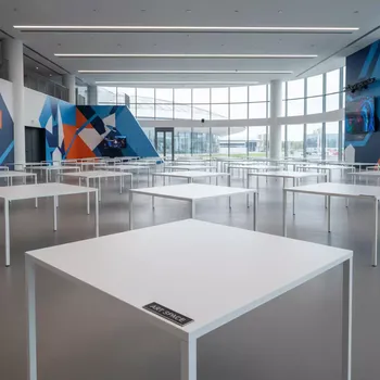 Аренда Стол пластиковый квадратный белый в Университете «Сириус» — ART SPACE