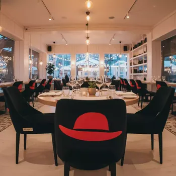 Аренда Стул Хит с подлокотниками каркас черный муар принт Red Hat в ресторане «Sanremo» — ART SPACE