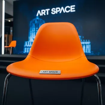 Аренда Стул оранжевый металл Eames в Sport Inn Hotel & Wellness — ART SPACE