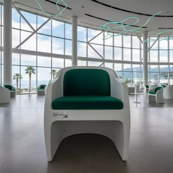 Аренда Стул белый Унисон с изумрудной бархатной подушкой в Grand Karat Sochi — ART SPACE