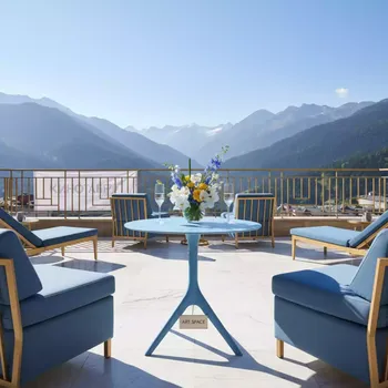 Аренда Стол обеденный пластиковый Spritz Spritz Mini голубой Ø605х765 мм в Golden Tulip Rosa Khutor — ART SPACE