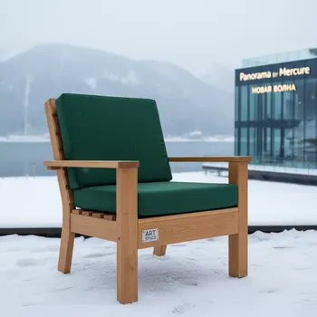 Аренда Кресло из поддонов классик деревянное с зеленой подушкой в Panorama by Mercure — ART SPACE