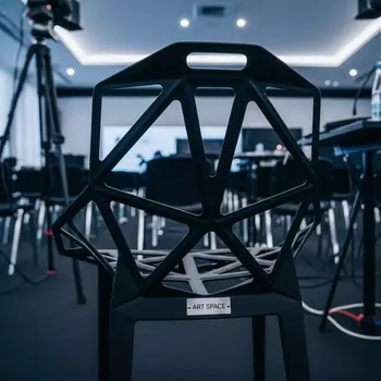 Аренда Стул One Chair black в Маринс Парк Отеле — ART SPACE