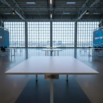 Аренда Стол квадратный Backstage белый 70х70 см в Сириус Арене — ART SPACE