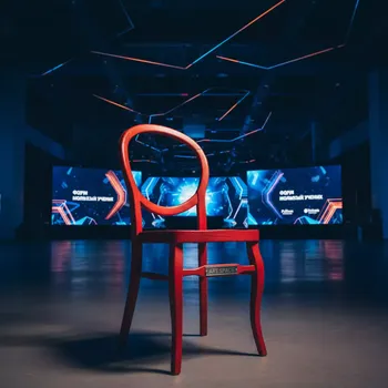 Аренда Стул Наполеон деревянный красный в Pullman Sochi Centre — ART SPACE