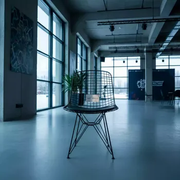 Аренда Стул металлический Eames черный в Сочи Парк Отеле — ART SPACE