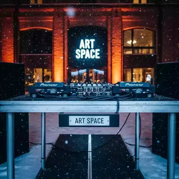 Аренда Оборудование DJ Pioneer стол звуковое оборудование подиум 2 метра в Boutique Hotel PORTUM 1905 — ART SPACE
