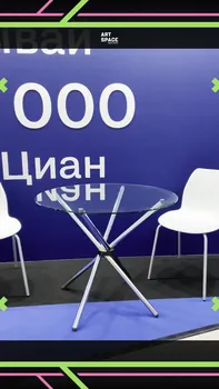 Стеклянные столы и дизайнерские стулья