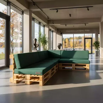 Аренда Диван паллетный модульный с зелеными подушками в ресторане «Voda» — ART SPACE