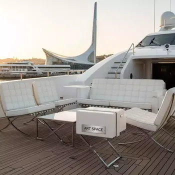 Аренда Кресло диван Барселона белое из кожи на VIP теплоходе (Морпорт Сочи) — ART SPACE