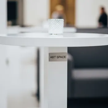 Аренда Стол круглый белый металлический D 50 см H 60 см в Маринс Парк Отеле — ART SPACE