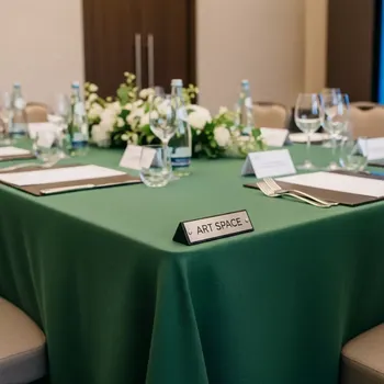 Аренда Скатерть лён лесной зелёный в отеле Hyatt Regency Sochi — ART SPACE