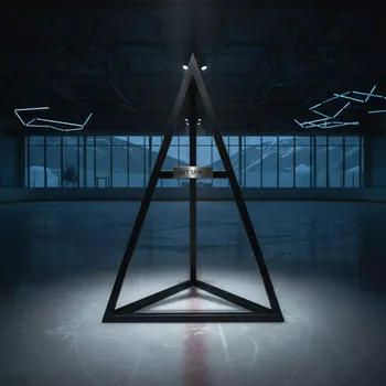 Аренда Стойка треугольная 1,8х0,9 м в ледовом дворце «Роза Хутор» — ART SPACE