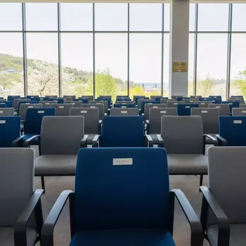 Аренда Стулья с подлокотниками в Сириусе для конференции в Courtyard by Marriott Sochi — ART SPACE