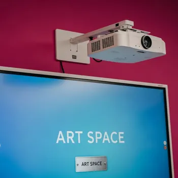 Аренда Комплект интерактивной доски SMART Board SBM787 с проектором и потолочным креплением на Имеретинской набережной — ART SPACE
