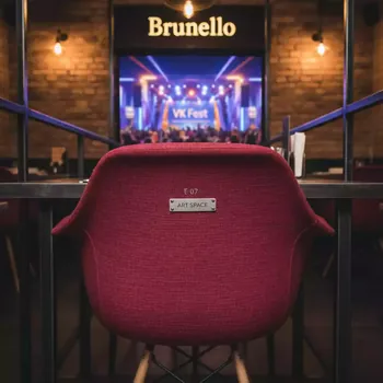 Аренда Чехол E 07 на стул Eames красный в ресторане «Brunello» — ART SPACE